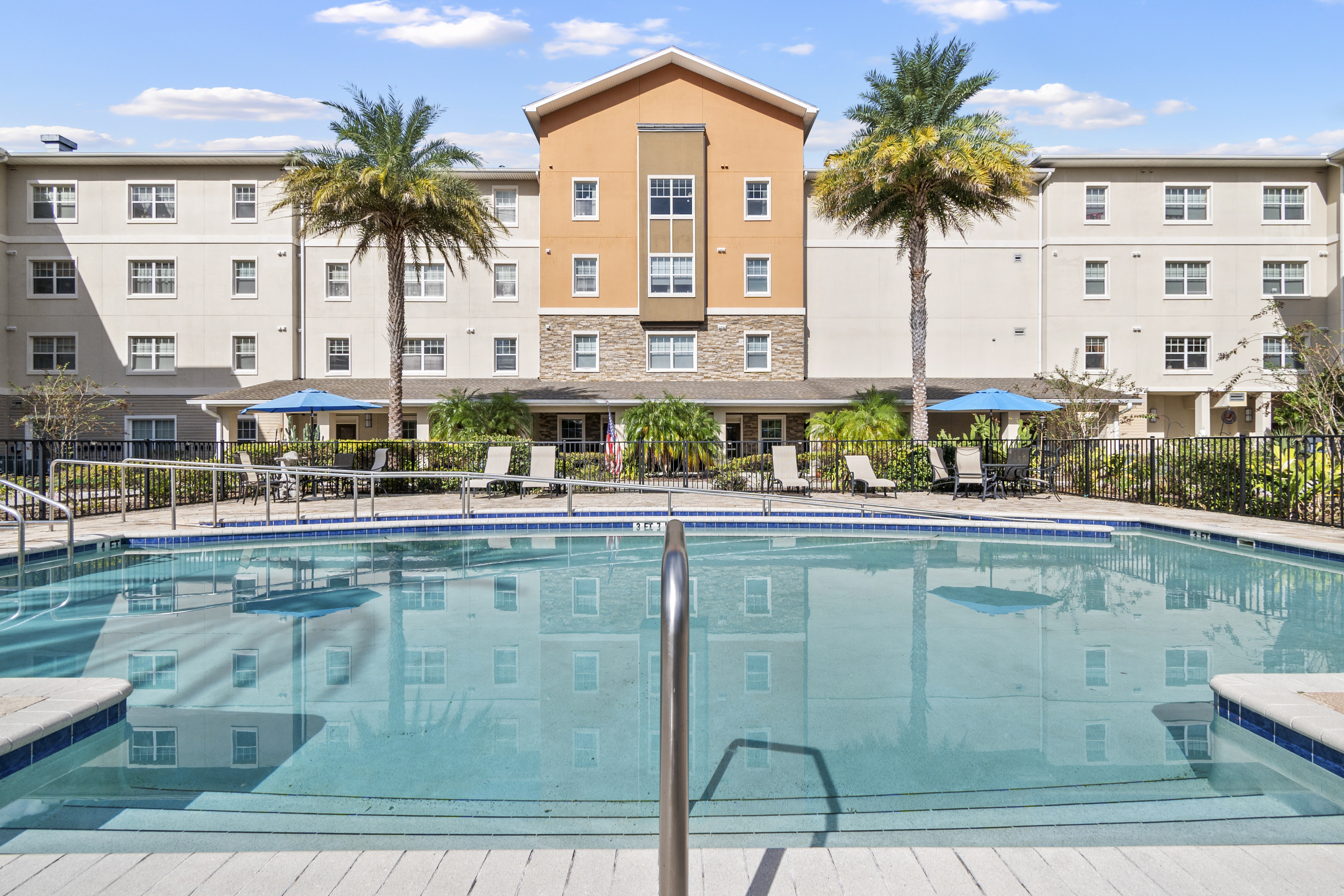 Vista Grand apartments — pool