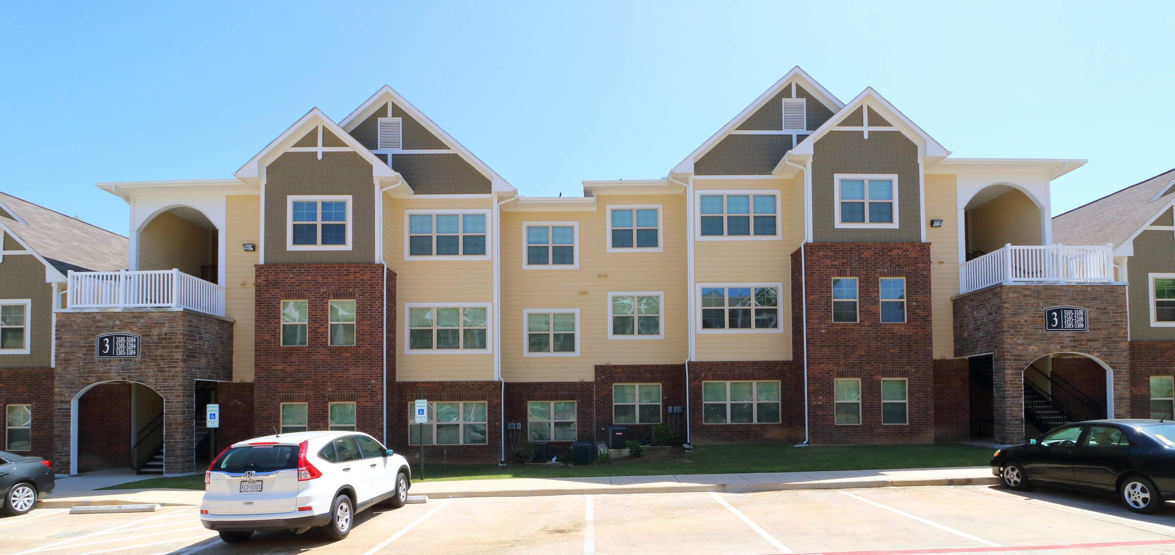 Residences Earl Campbell apartments — building