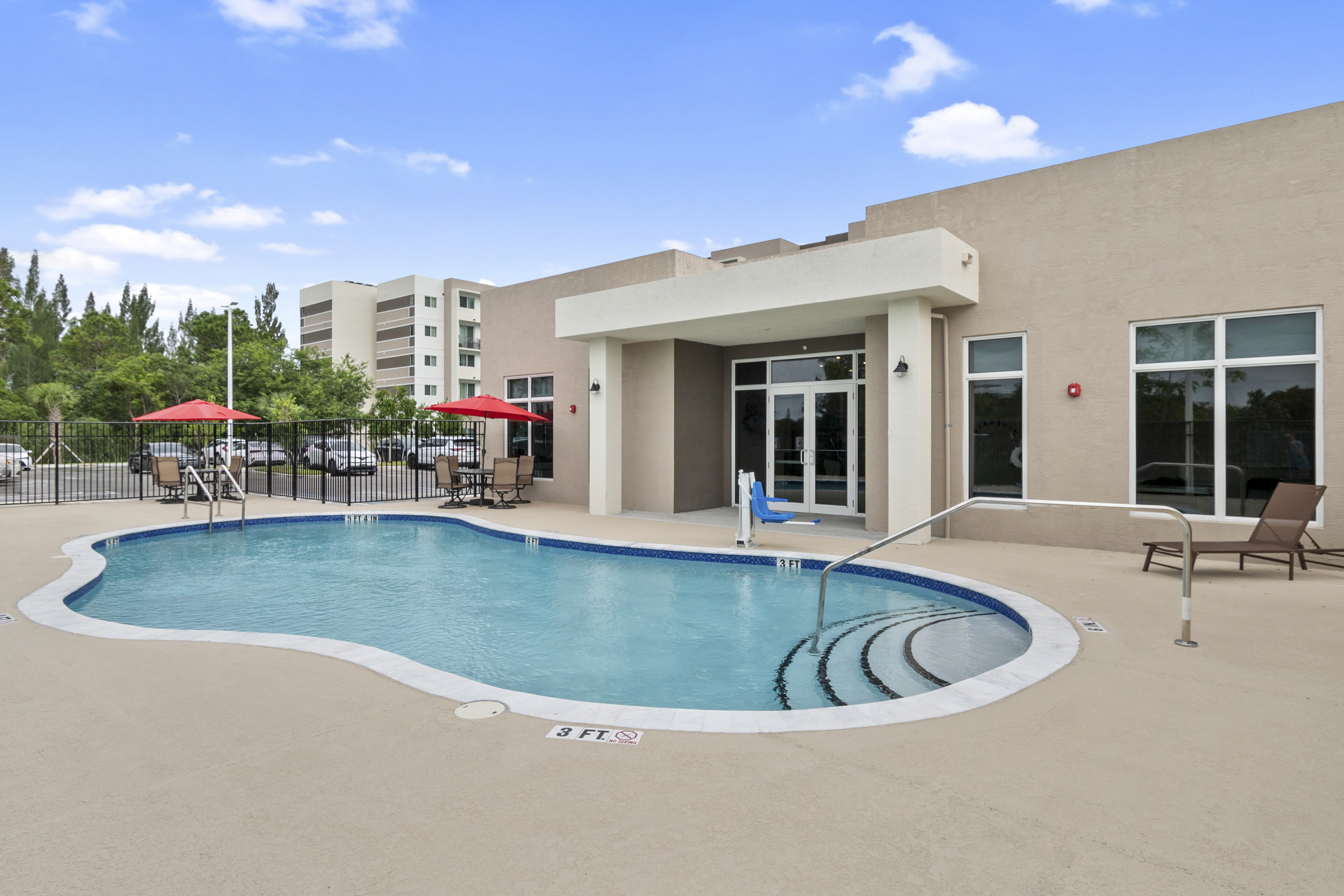 Residences Naranja Lakes apartments — pool