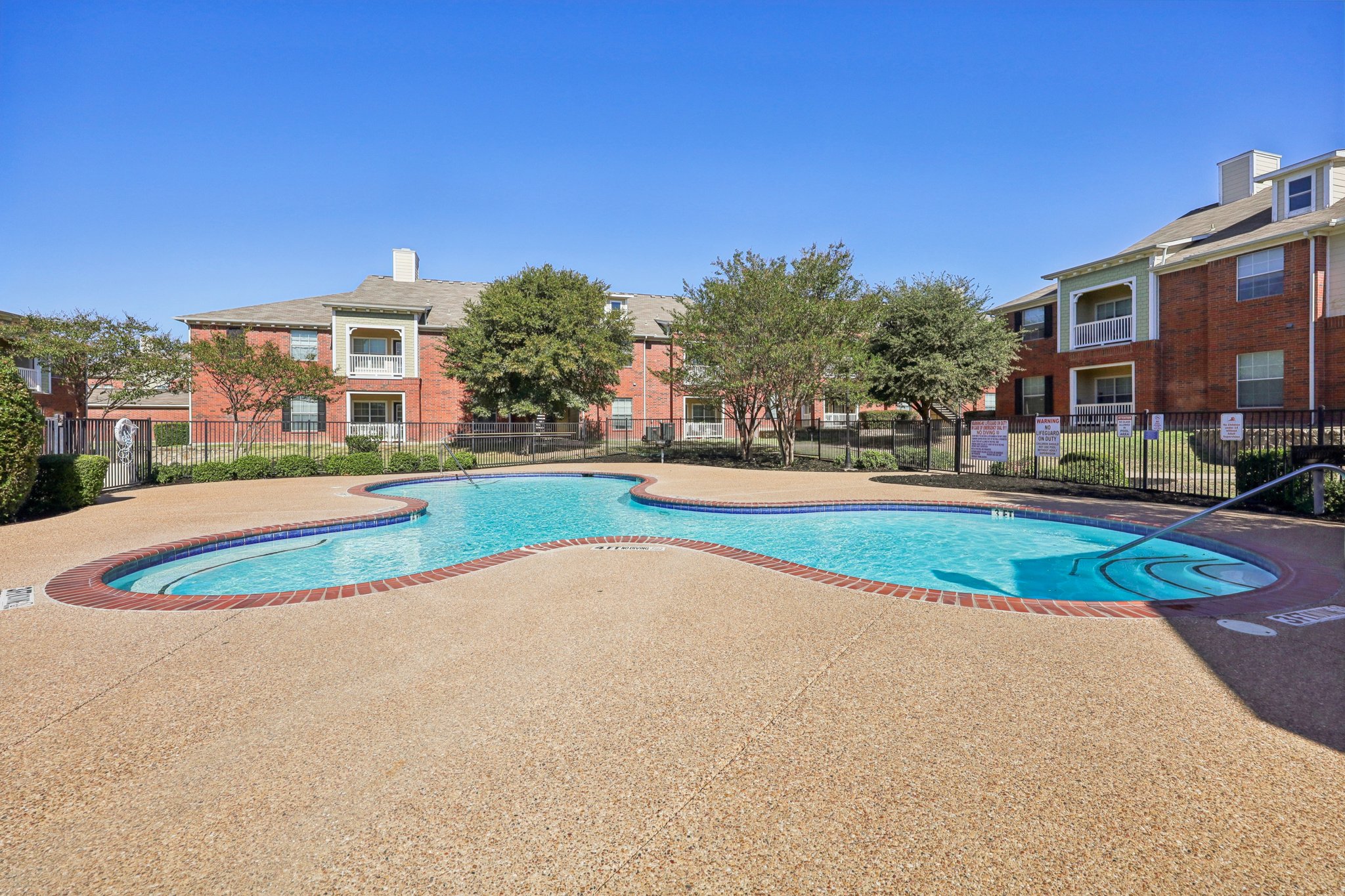 Sunset Pointe resort-style swimming pool with sundeck in Fort Worth, TX